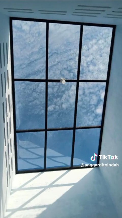 Intention to Have an Aesthetic Kitchen with a Glass Roof, After Renovation Ended Up Having to Cook with a Beach Hat because It's Very Hot