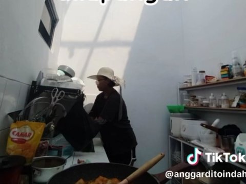 Intention to Have an Aesthetic Kitchen with a Glass Roof, After Renovation Ended Up Having to Cook with a Beach Hat because It's Very Hot