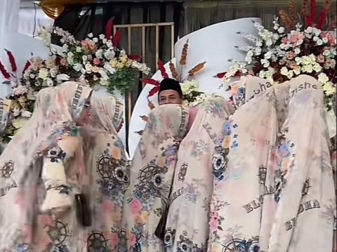 Rombongan Ibu-Ibu ke Kondangan Pakai Baju Seragam Motif Bunga-Bunga, Saat Foto dengan Pengantin Malah Mirip Dekorasi Pelaminan
