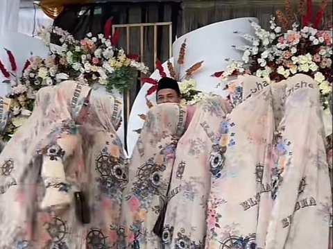 The Ladies' Group at a Wedding Wearing Matching Floral Outfits, Ended Up Looking Like Wedding Decorations in Photos with the Bride and Groom