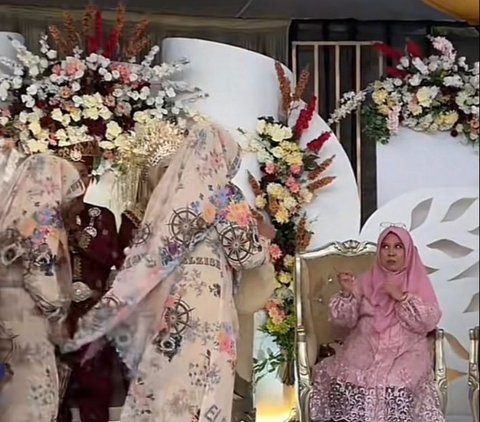 Rombongan Ibu-Ibu ke Kondangan Pakai Baju Seragam Motif Bunga-Bunga, Saat Foto dengan Pengantin Malah Mirip Dekorasi Pelaminan