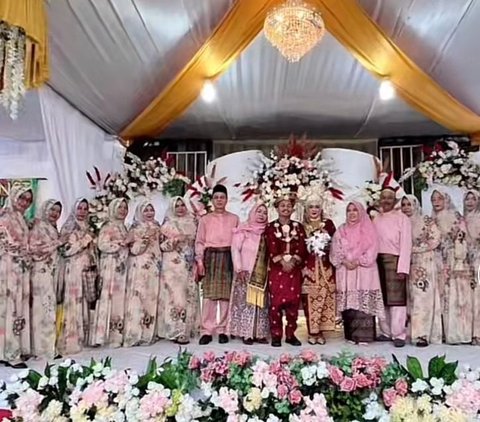 The Ladies' Group at a Wedding Wearing Matching Floral Outfits, Ended Up Looking Like Wedding Decorations in Photos with the Bride and Groom