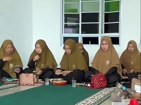 The Ladies' Group at a Wedding Wearing Matching Floral Outfits, Ended Up Looking Like Wedding Decorations in Photos with the Bride and Groom