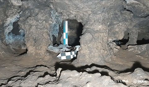 Dengan memindahkan batu besar yang menyumbat pintu masuk ke gua tersebut, para arkeolog berhasil menemukan sisa-sisa kerangka beberapa individu.