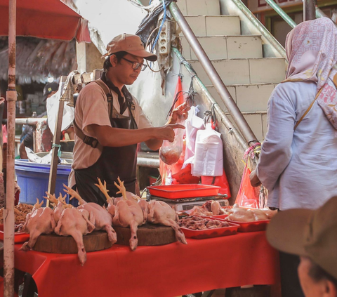 Harga sejumlah bahan pangan mengalami kenaikan jelang akhir tahun 2023. Harga cabai, beras dan daging ayam kompak naik.