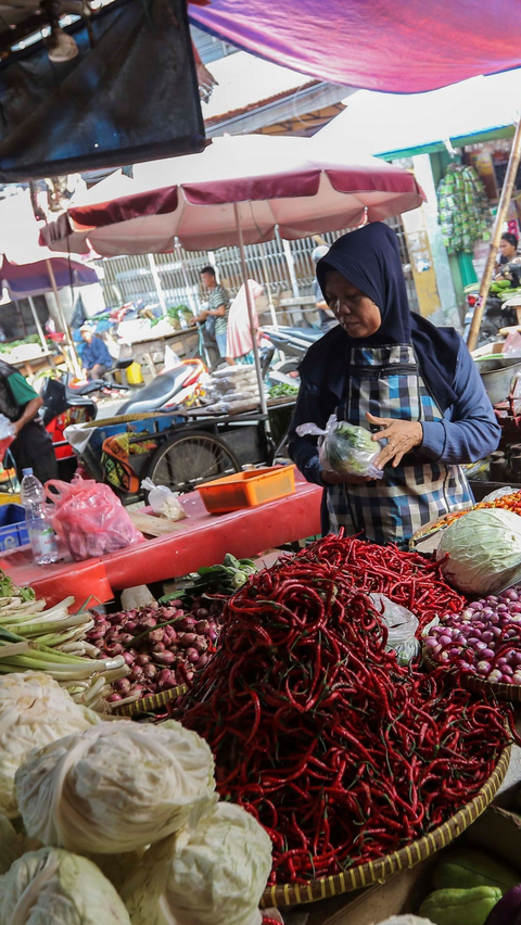 Tingginya harga bahan pokok ini membuat sejumlah warga di Jakarta terpaksa membatasi jumlah pembelian.