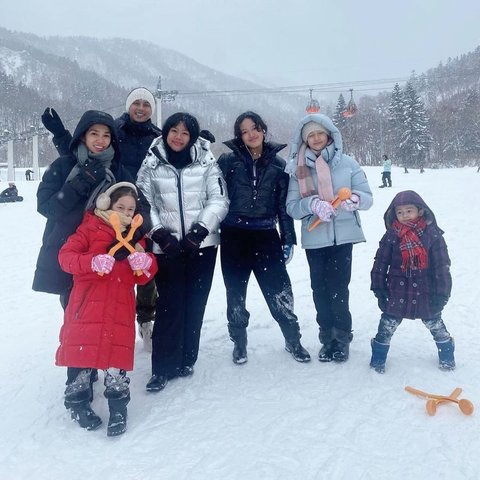 Keluarga Good Looking, Potret Ussy Sulistiawaty Bareng Suami dan Anak Asyik Main Salju di Jepang