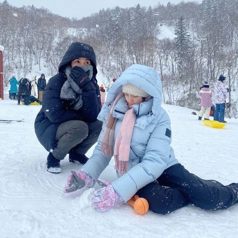 Keluarga Good Looking, Potret Ussy Sulistiawaty Bareng Suami dan Anak Asyik Main Salju di Jepang