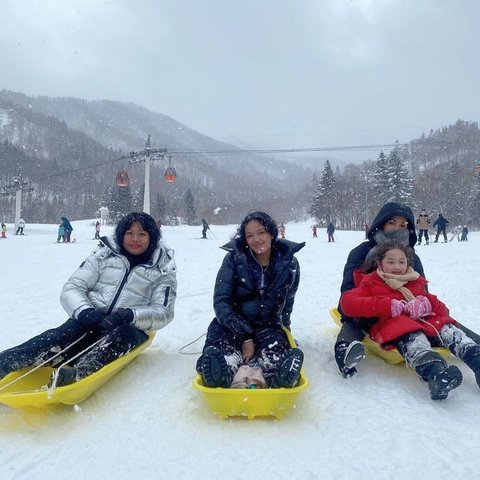 Keluarga Good Looking, Potret Ussy Sulistiawaty Bareng Suami dan Anak Asyik Main Salju di Jepang