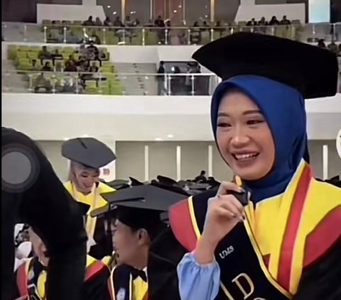 Viral Wanita Umur 25 Tahun Ini Dikira Baru Lulus S1, Ternyata Wisuda S3