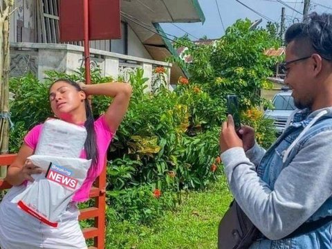 Portrait of Package Recipients Posing Like Models, Courier Turns into Impromptu Photographer
