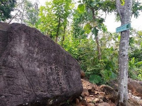 Ada Tulisan Aksara Tionghoa di Situs Batu Kuno Gunung Singkil Cirebon, Ini Kisah di Baliknya