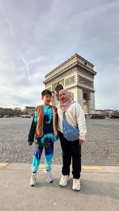 Portrait of Mbak Lala and Sus Rini while on vacation in Paris, Their Appearance Caught the Attention of Netizens