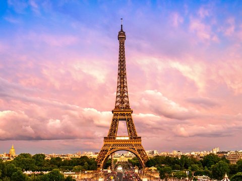 Eiffel Tower Closed Due to Strike, Management Apologizes