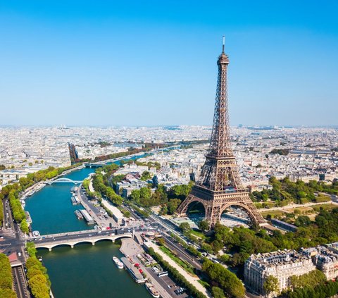 Eiffel Tower Closed Due to Strike, Management Apologizes