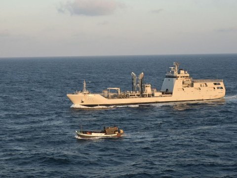 Indonesian Navy Warship Chases Wooden Boat Suspected of Carrying Rohingya Refugees Towards Aceh Waters