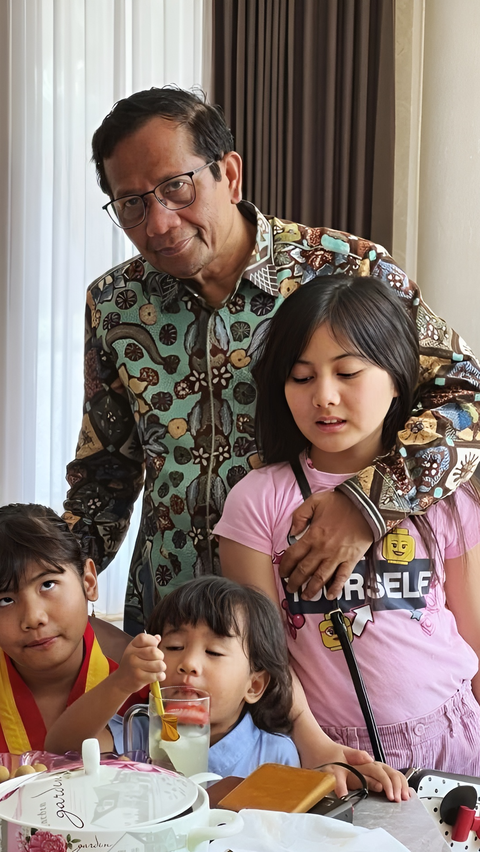 Portrait of Sweet Mahfud MD and Grandchildren, Enjoying Stolen Time to Relieve Longing