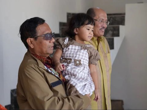 Sweet Portrait of Mahfud MD and His Grandchildren, Enjoying Moments to Relieve Longing