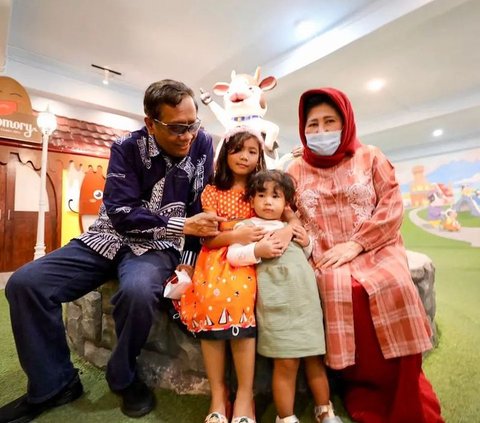 Sweet Portrait of Mahfud MD and His Grandchildren, Enjoying Moments to Relieve Longing