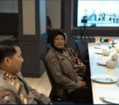 Bukan hanya Ibu lurah saja, sosok polisi ini juga mengungkapkan rasa terima kasih dan syukurnya bisa datang ke Jakarta. Terlebih berkunjung ke kantor Kabaharkam. <br>