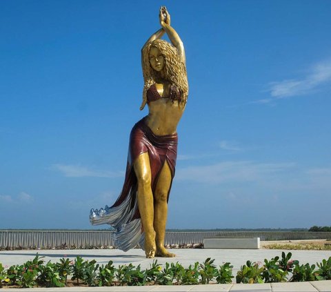 Penyanyi Shakira mendapatkan hadiah kehormatan di kampung halamannya di Barranquilla, Kolombia. Sang Diva dibuatkan sebuah patung berwarna emas setinggi 6.50 meter dan menjadi ikon baru kota tersebut.