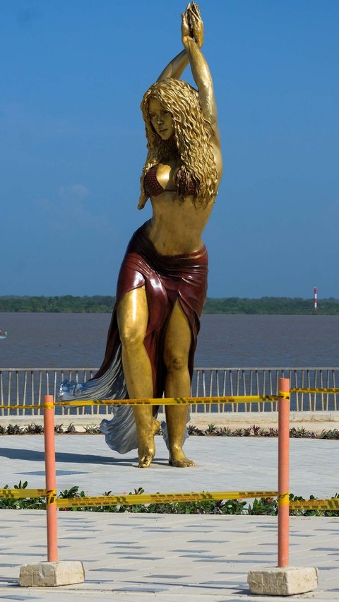 Patung perunggu itu menampilkan Shakira dengan melakukan tarian perut ikonik.