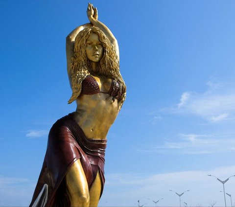 FOTO: Penampakan Patung Emas Shakira yang Berdiri di Kampung Halaman, Jadi Incaran Penggemar