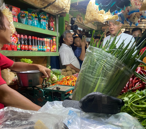 Sambangi Pasar Kota Wonogiri, Ganjar Dicium Ibu-Ibu Pedagang