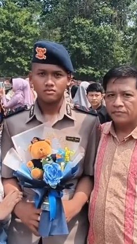 Bikin Bangga, Anak Tukang Martabak Jadi Anggota Brimob Sosoknya Pangling Jadi Gagah dan Tampan