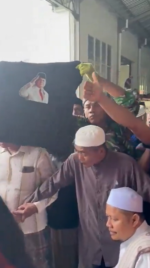 Viral Video Distributing a Pile of Money Allegedly a Prabowo Campaign, Gus Miftah: I Was Asked to Distribute Almsgiving