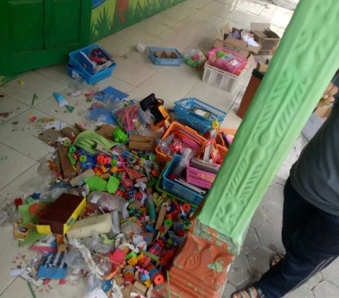 Chilling! Clean Up the Pile of Toys While Kindergarten Students Are on School Break, a Teacher in Karanganyar Instead Finds 14 Cobras