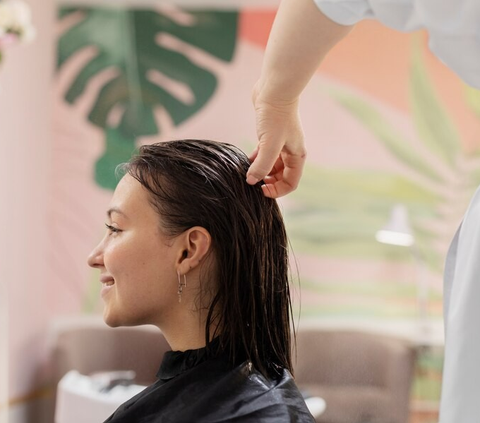 Hmm, tapi sudah tahu apa perbedaan masing-masing perawatan rambut tersebut? Kira-kira mana yang terbaik di antara ketiganya?