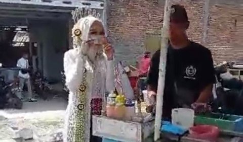 “Emang boleeeh…..mbak manteen seeEmbooohhh ini….. jajan cilok doeloe sebelum jadi istrii oraaang,”