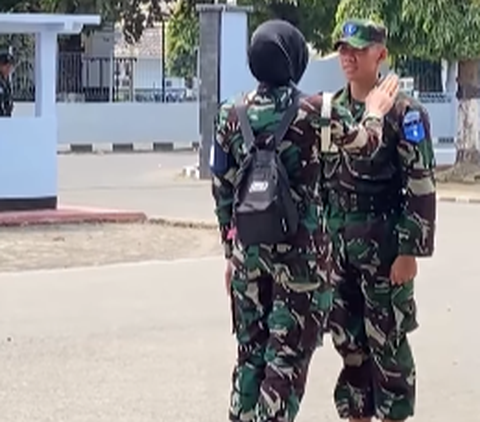 Momen Haru Anggota Wanita TNI Jenguk Adik Tengah Pendidikan Tentara, Tiba-tiba Disuruh Push Up