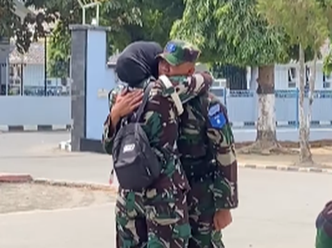 Momen Haru Anggota Wanita TNI Jenguk Adik Tengah Pendidikan Tentara, Tiba-tiba Disuruh Push Up