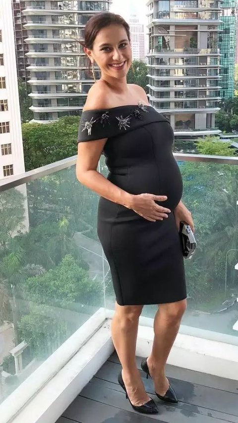Appearing in a black short dress, Marissa Nasution proudly shows off her baby bump.