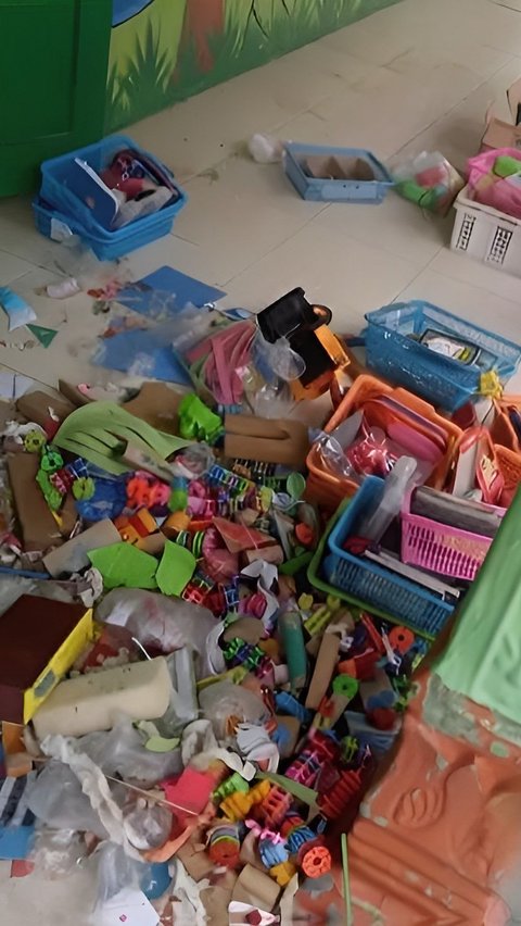 Shivering! Clean up the Toy Pile While TK Students are on School Break, Teachers in Karanganyar Instead Find 14 Cobra Snakes