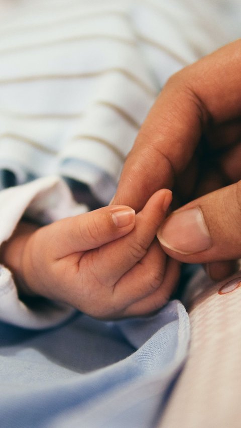 Depresi pasca melahirkan merupakan suatu kondisi yang sering kali terabaikan tetapi memiliki dampak signifikan pada kesejahteraan mental ibu pasca persalinan. Meskipun kelahiran seorang anak merupakan momen yang penuh kegembiraan, bagi sebagian perempuan, ini juga dapat menjadi saat yang menantang dan penuh tekanan.