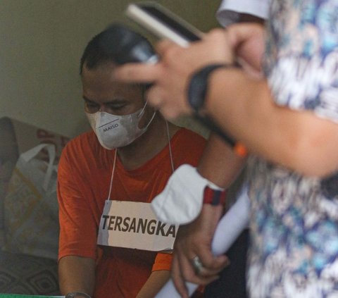 FOTO: Ekspresi Ayah yang Bunuh Empat Anaknya di Jagakarsa Saat Rekonstruksi: Wajahnya Tertunduk Lesu