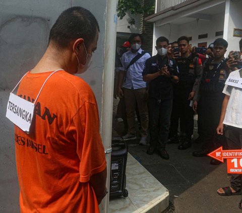 FOTO: Ekspresi Ayah yang Bunuh Empat Anaknya di Jagakarsa Saat Rekonstruksi: Wajahnya Tertunduk Lesu