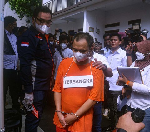 FOTO: Ekspresi Ayah yang Bunuh Empat Anaknya di Jagakarsa Saat Rekonstruksi: Wajahnya Tertunduk Lesu