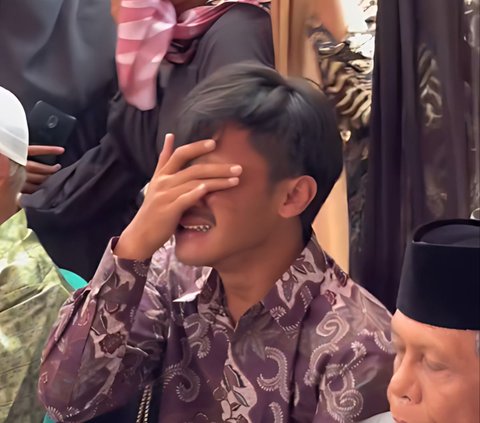 Viral! Two Young Men Cry While Attending Wedding Ceremony, Turns Out It's Because of This...