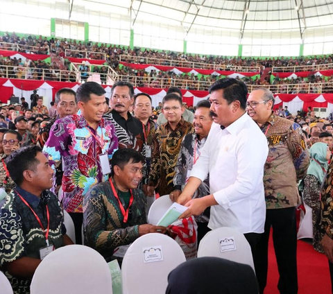 Momen Hadi Tjahjanto Dampingi Presiden Jokowi Serahkan Hasil PTSL 2023 di Jawa Timur