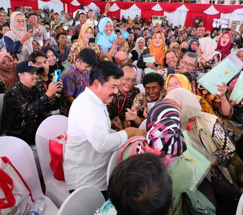 Momen Hadi Tjahjanto Dampingi Presiden Jokowi Serahkan Hasil PTSL 2023 di Jawa Timur