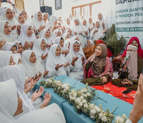 Tebak Harga Pashmina Etnik Siti Atikoh, Mahal atau Murah?