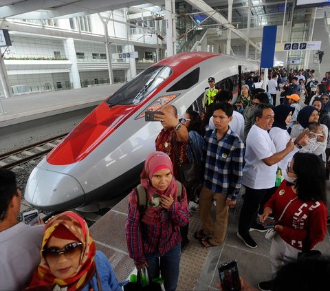 Kereta Cepat Jakarta-Bandung Resmi Beroperasi