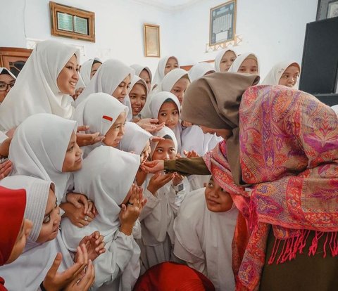 Tebak Harga Pashmina Etnik Siti Atikoh, Mahal atau Murah?