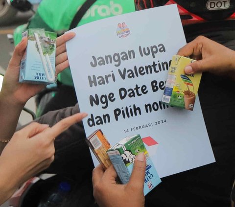 FOTO: Aksi Relawan Muda Prabowo-Gibran Bagikan Susu di Kawasan Sarinah
