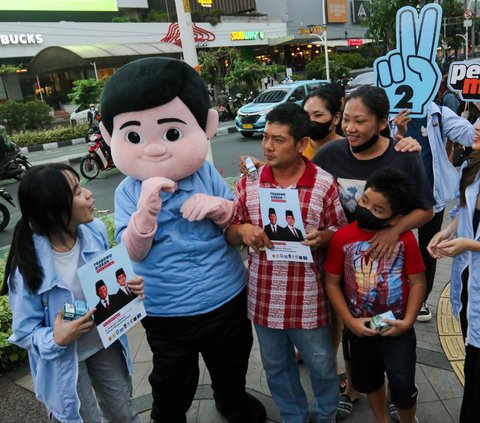 FOTO: Aksi Relawan Muda Prabowo-Gibran Bagikan Susu di Kawasan Sarinah