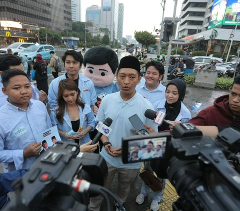 TKN Prabowo-Gibran Bagi Susu di Sarinah: Gemoy Punya Program Nyata